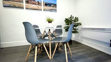 Superior Apartment, Ensuite | Restaurant