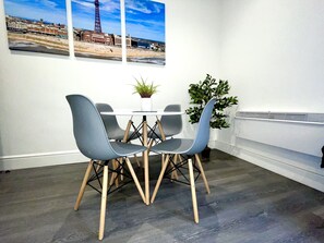 Superior Apartment, Ensuite | Restaurant