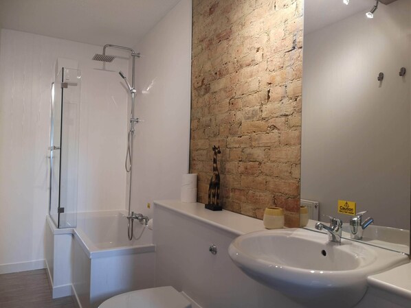 Classic Apartment, Private Bathroom | Bathroom - Central Escape Folkestone (Folkestone)