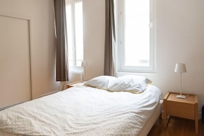 1 quarto, ferros/tábuas de passar roupa, roupa de cama
