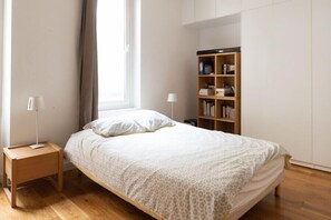 1 habitación, tabla de planchar con plancha y ropa de cama 