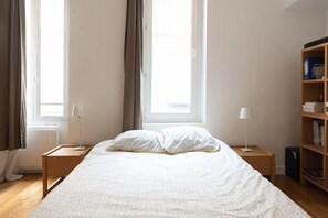1 sovrum, strykjärn/strykbräda och sängkläder
