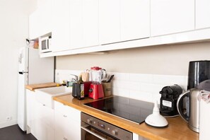 Kylskåp, ugn, diskmaskin och kaffe- och tebryggare