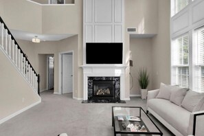 Televisie, een open haard en videospelletjes