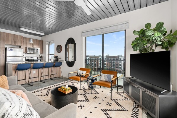 Smart TV, ping pong, stereo