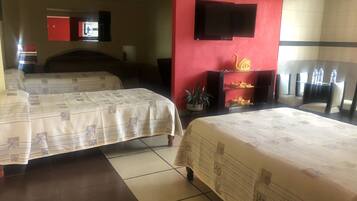Habitación familiar | Espacio para trabajar con laptop, wifi gratis y ropa de cama