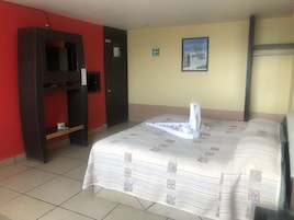 Estudio estándar | Espacio para trabajar con un portátil, wifi gratis, ropa de cama