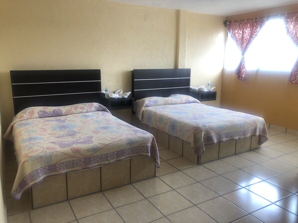 Dubbelrum för familj | Arbetsyta för laptop, gratis wi-fi och sängkläder