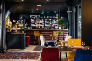 Petit déjeuner, déjeuner et dîner servis sur place, vue sur le jardin