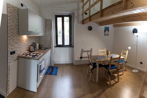 Frigorífico, horno, placa de cocina y cafetera o tetera