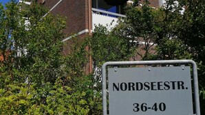 Schild mit der Aufschrift 'NORDSEESTR. 36-40', das einen Ort oder eine Adresse angibt.