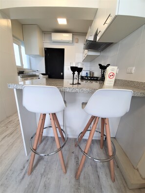 Kühlschrank, Mikrowelle, Wasserkocher mit Kaffee-/Teezubehör
