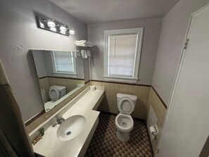 Quarto, 1 cama King, para fumantes | Banheiro | Toalhas de banho 