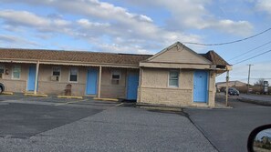 Exterior - OYO Economy Inn (Pleasantville)