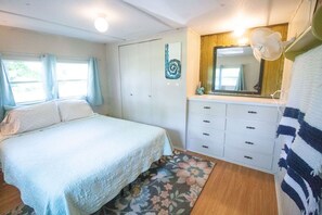 2 bedrooms, iron/ironing board, free WiFi, bed sheets - Lakeside property. Private dock. Great for ANO! (Russellville)