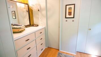 2 室のベッドルーム、アイロン / アイロン台、WiFi (無料)、ベッドシーツ