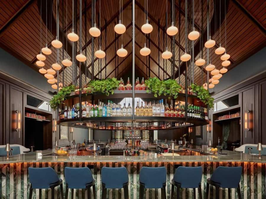 2 restaurants, lunch served