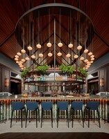 2 restaurantes, se sirve almuerzo 