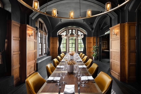 2 restaurants, lunch served