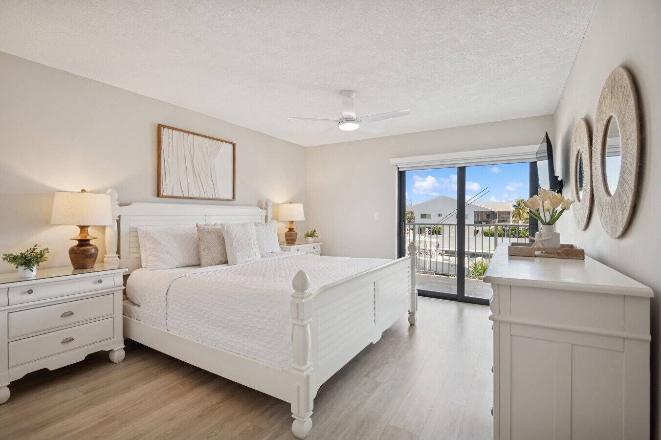 2 soverom, skrivebord, strykejern/-brett og reiseseng for barn