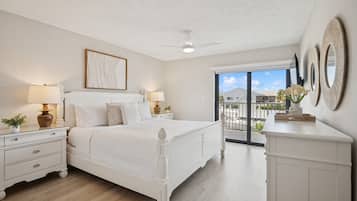 2 habitaciones, escritorio y tabla de planchar con plancha