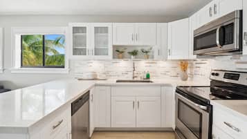 Refrigerador, microondas, horno, placa de cocina