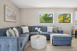 TV - Key Largo Ocean Shore Villa 2 with pool & boat slip (Key Largo)