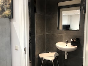 تجهيزات دش، صابون، شامبو، ورق حمّام