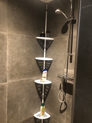 2 عدّة غرف نوم وواي فاي مجانًا وملاءات أسرّة