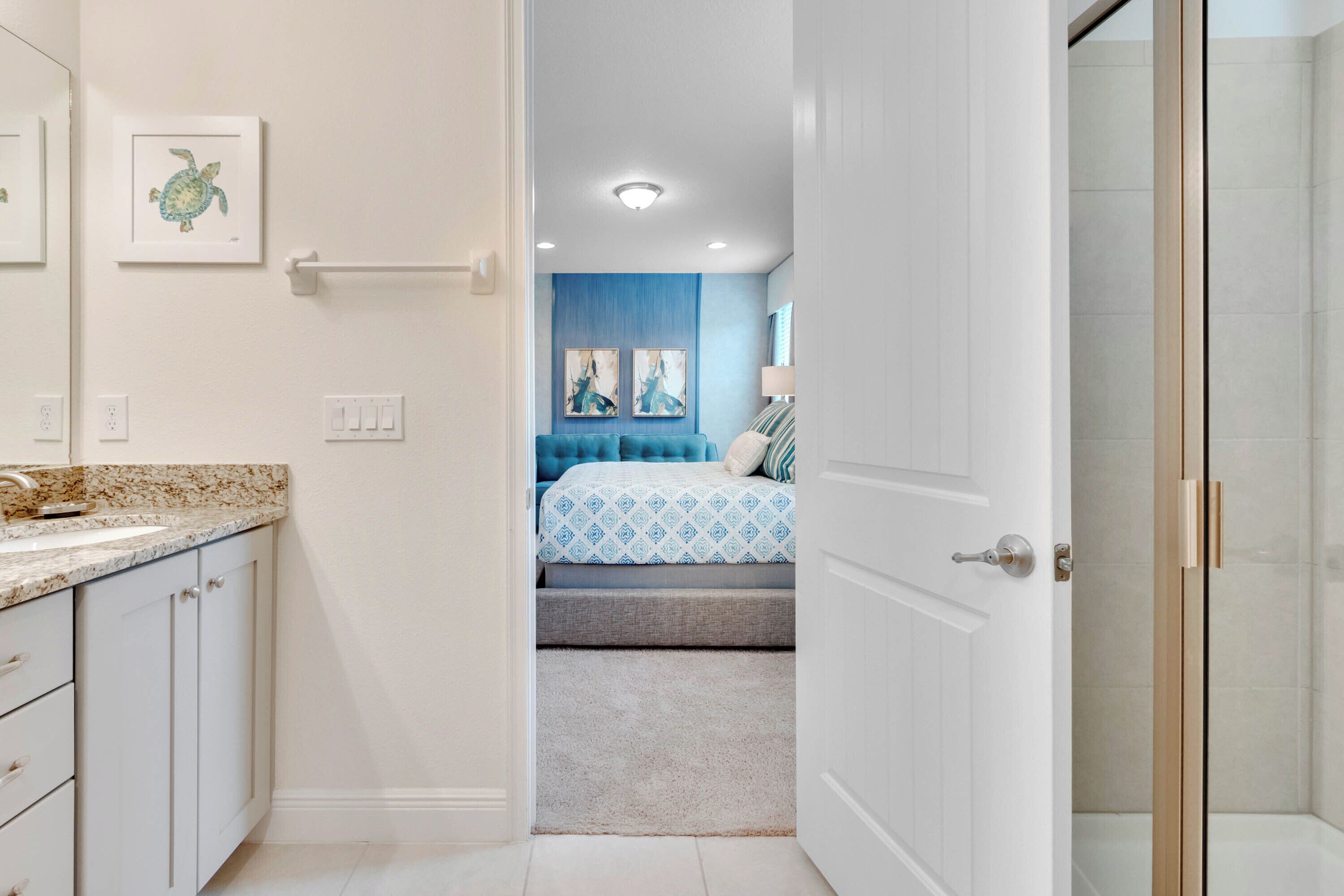 Une salle de bain avec un lavabo, un miroir et un porte-serviettes.