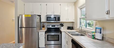 Refrigerador, microondas, horno y parrilla de estufa