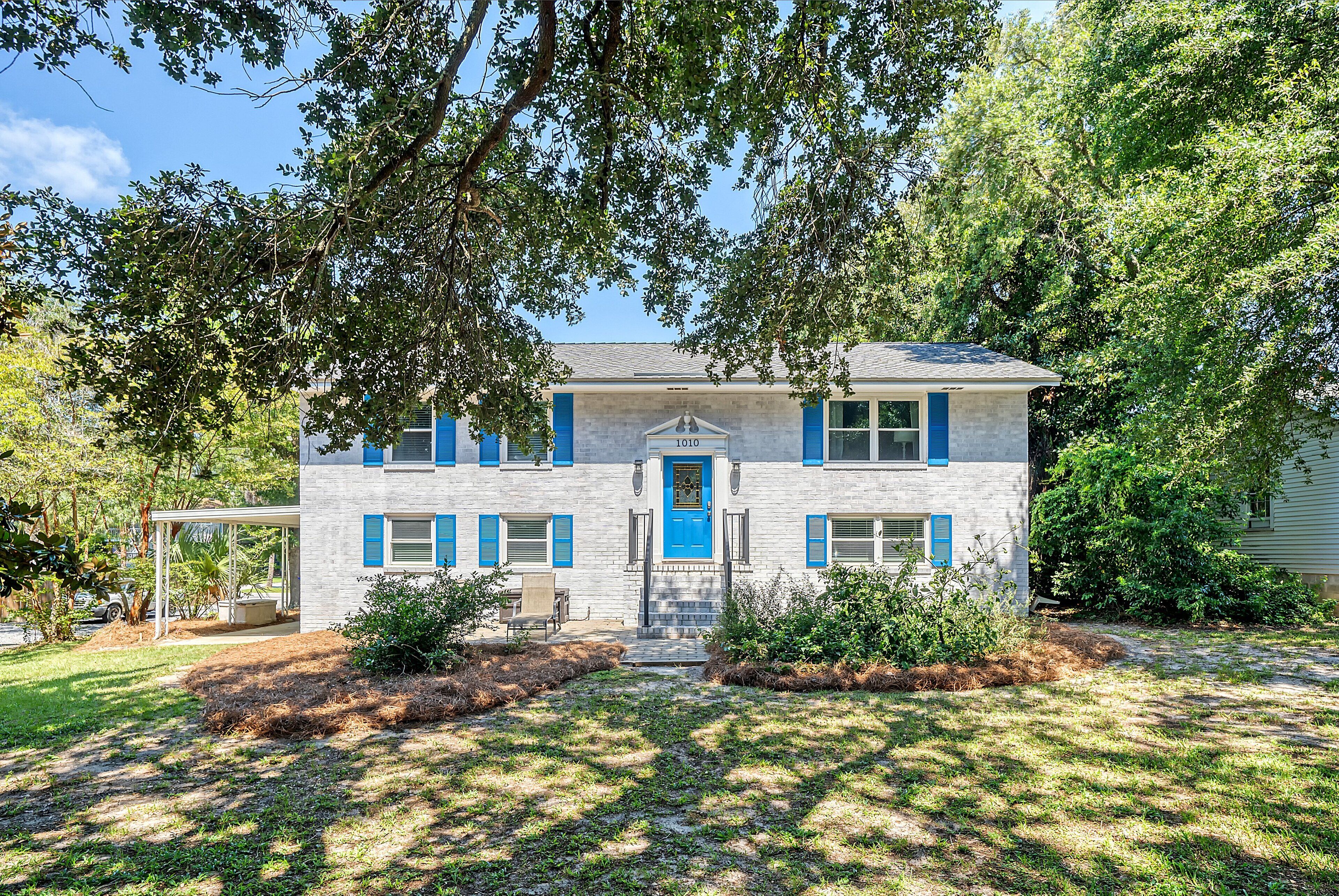 1010 E Ashley -Two Living Rooms and Kitchens - Porch - Steps to the Beach!