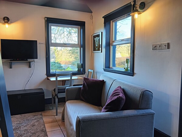 Chaumière | Aire de séjour | Téléviseur de 30 po avec télévision numérique, foyer