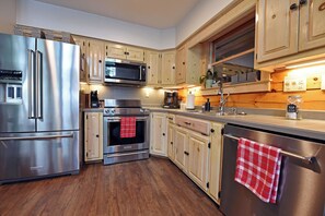 ثلاجة، ميكروويف، فرن، موقد طهي مسطح