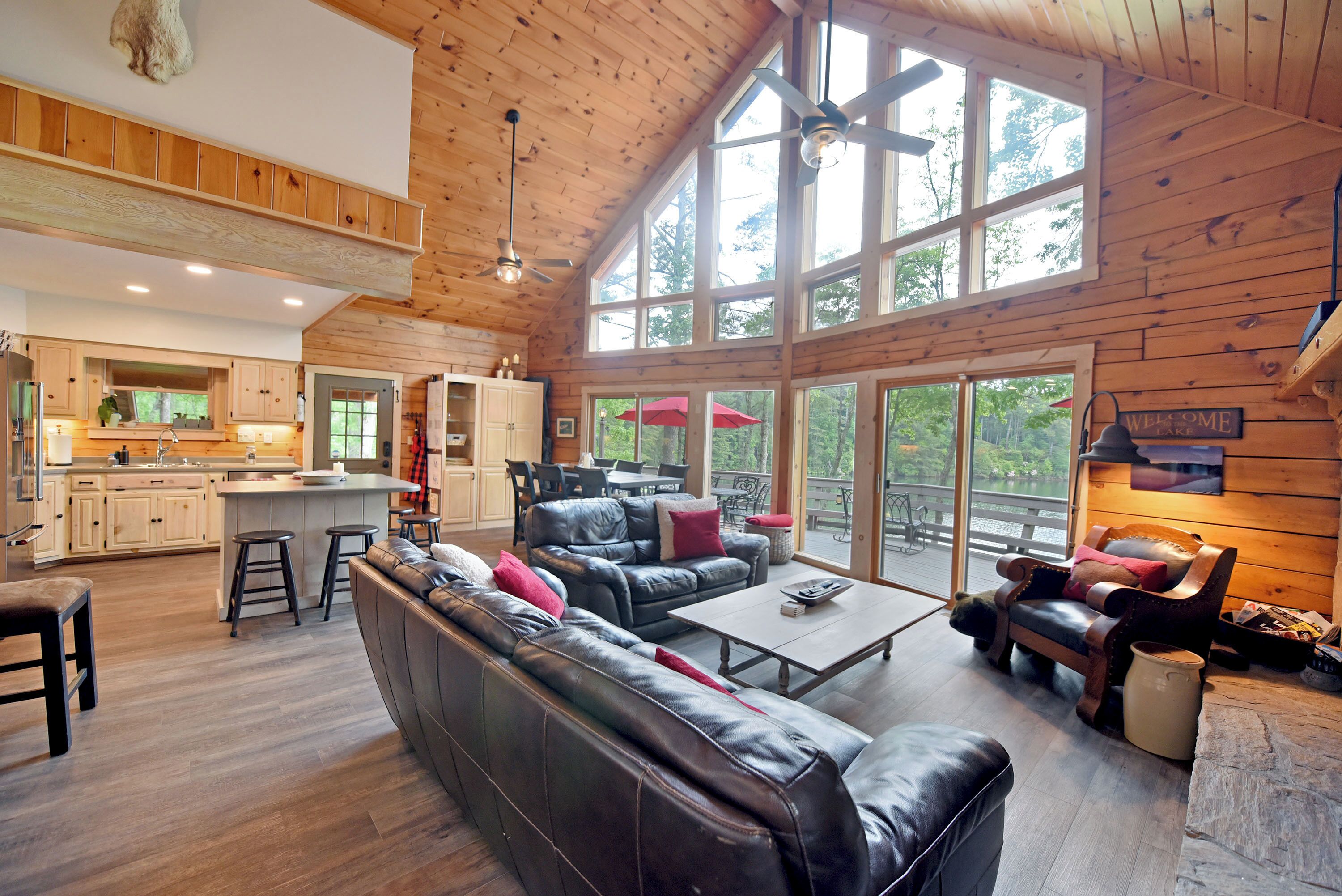 スマートテレビ、暖炉、テレビゲーム、DVD プレーヤー