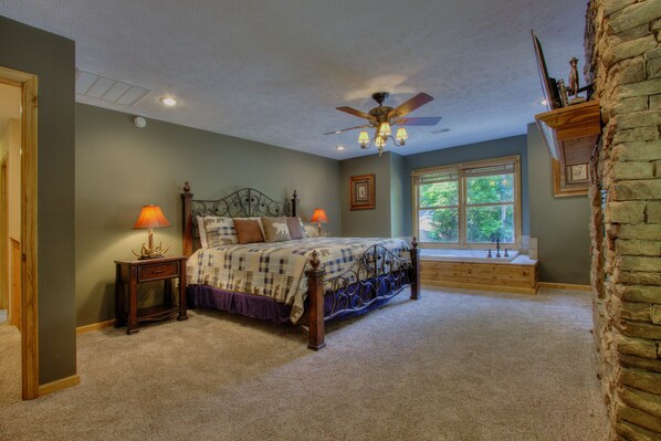 4 bedrooms, desk, iron/ironing board, free WiFi