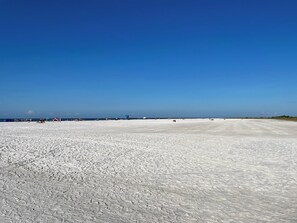 サンラウンジャー、ビーチタオル