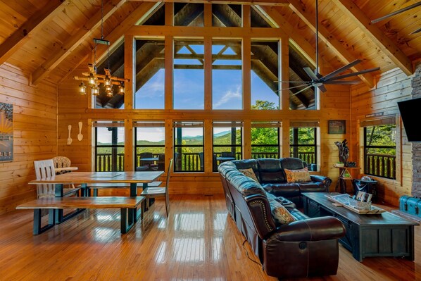 Smart TV, fireplace, ping pong, stereo