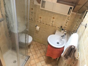 Doccia, asciugacapelli, asciugamani, sapone