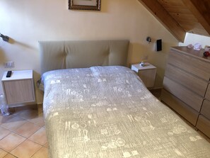 1 camera, una scrivania, ferro/asse da stiro, Wi-Fi gratuito