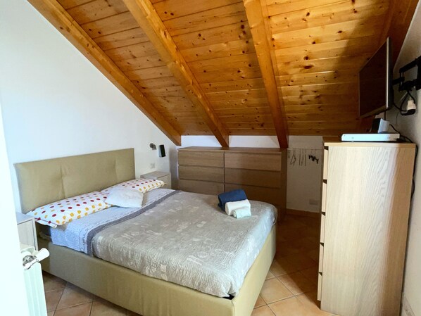 1 camera, una scrivania, ferro/asse da stiro, Wi-Fi gratuito