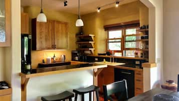 Kjøleskap, ovn, kokeplater og oppvaskmaskin