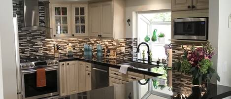 ثلاجة، ميكروويف، فرن، موقد طهي مسطح