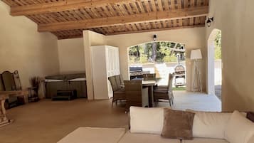 Smart-TV, Videospiele, DVD-Player, Tischtennisplatte