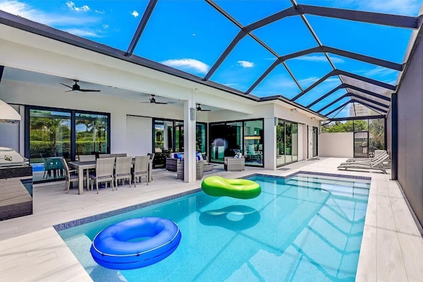 House, Multiple Beds (Modern home with outdoor kitchen and )