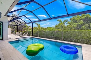 Ferienhaus, Mehrere Betten (Modern home with outdoor kitchen and ) | Pool | Beheizter Pool