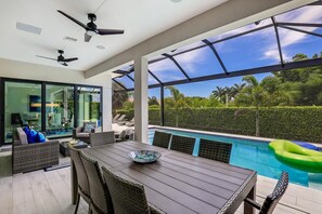 Ferienhaus, Mehrere Betten (Modern home with outdoor kitchen and ) | Blick vom Balkon