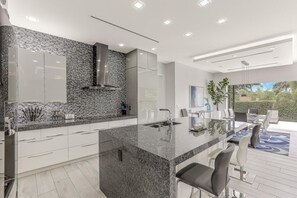 Ferienhaus, Mehrere Betten (Modern home with outdoor kitchen and ) | Eigene Küche