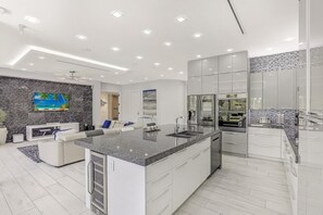 Hus, flere senger (Modern home with outdoor kitchen and ) | Eget kjøkken