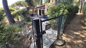 A fenced outdoor area with a gate labeled '92', surrounded by trees and shrubs. - House ⭐️⭐️⭐️⭐️⭐️ Family only Gassin-St Tropez dream  (Gassin)